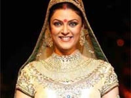 Sushmita walks the ramp in Blenders Pride Fashion Tour