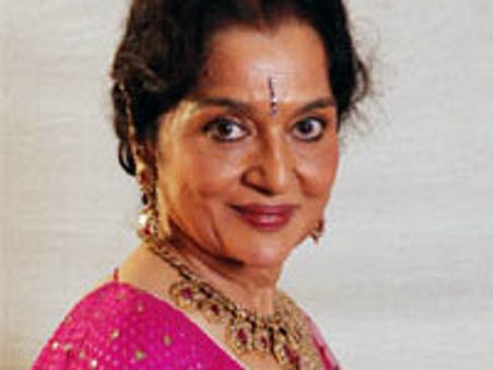 Asha Parekh wants Kareena to act in Teesri Manzil