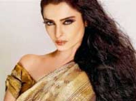 Rekha bumps into Amitabh!
