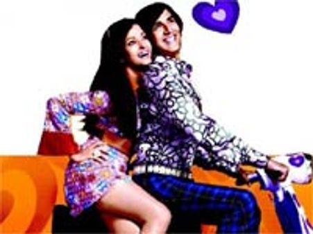 Akshay adorns retro look to promote Action Replayy