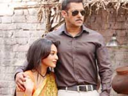 Dabangg mania at Shahrukh's house