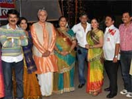 Khichdi team on the sets of Tarak Mehta..