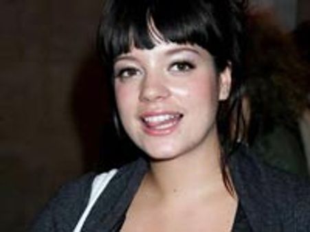 Pregnant Lily Allen gives up stilettoes