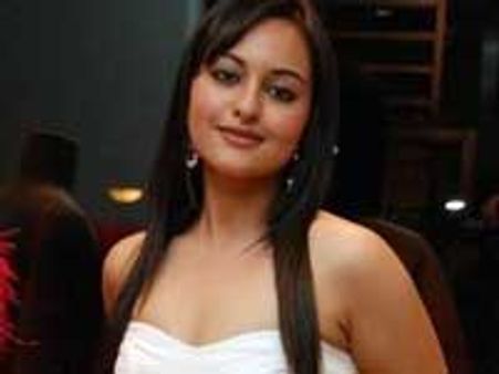 Sonakshi's disastrous walk on the ramp!