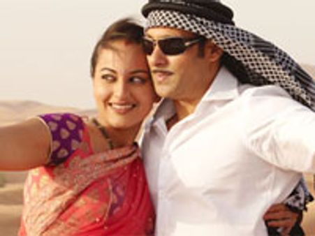 Dabangg maker calls Shobha De an idiotic woman