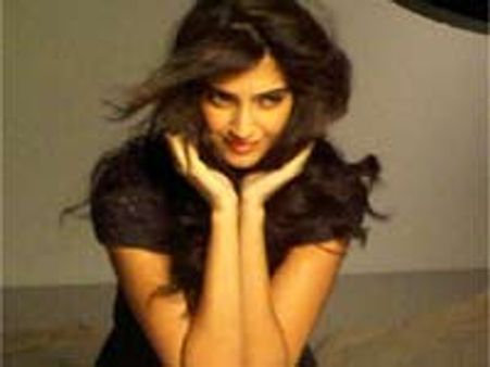 Sonam Kapoor in Electrolux commercial