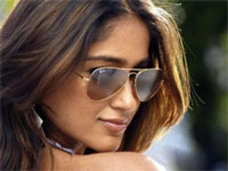 Ileana playing Kareena's role in Shankar's 3 Idiots