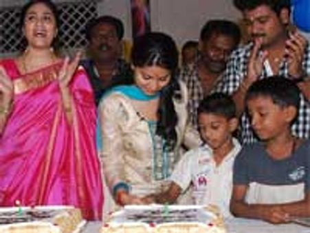 Sneha celebrates her 29th birthday at Balavihar