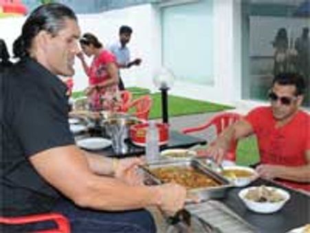 Khali's first meal in Bigg Boss 4