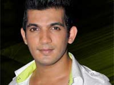 Arjun Bijlani aka Mayank is no more single!