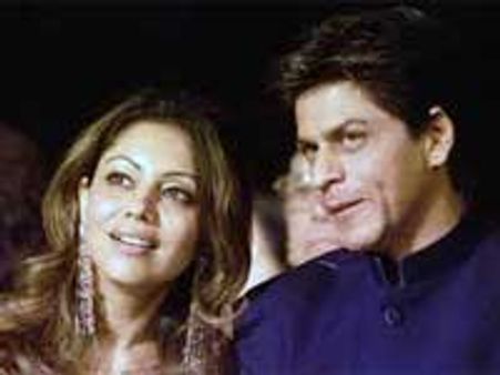 Shahrukh, Gauri seen divided in anniversary