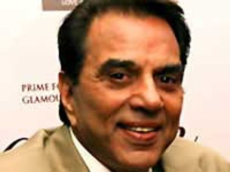 Dharmendra turns lyricist for Yamla Pagla Deewana