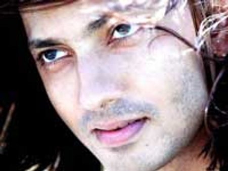 Akshay roped in for Shirish's Joker