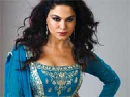 Whom does Veena smooch in Bigg Boss 4?