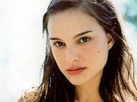 Natalie Portman’s awkward lesbian scene with Kunis