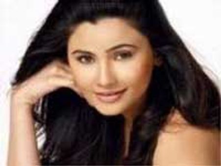 Daisy Shah to make comeback with Bhardra