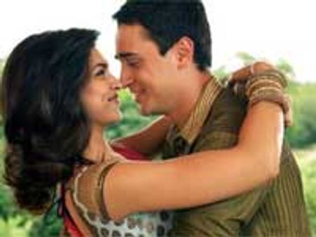 Deepika shares steamy kiss with Imran