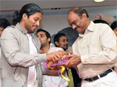 Allu Arjun unveils Kathi Kantha Rao audio