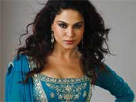 Veena comes in between Sara and Ashmit