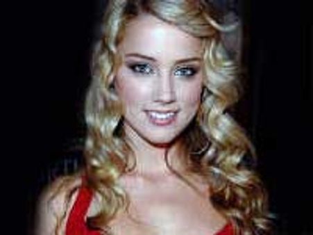 Amber Heard formally announces that she’s lesbian