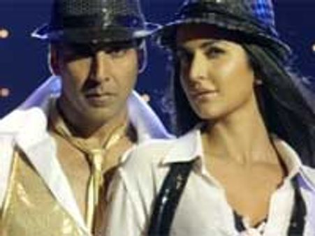 Katrina leaves Akshay aside at TMK promotion