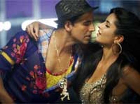 Akshay: I am sure SRK wishes well for Farah and me