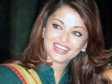 Aishwarya left with no clothes!