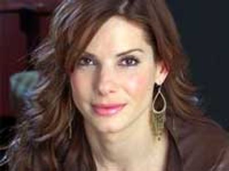 Sandra Bullock is not dating Ryan Reynolds