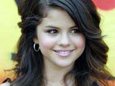 Selena Gomez’s no-sex promise ring missing