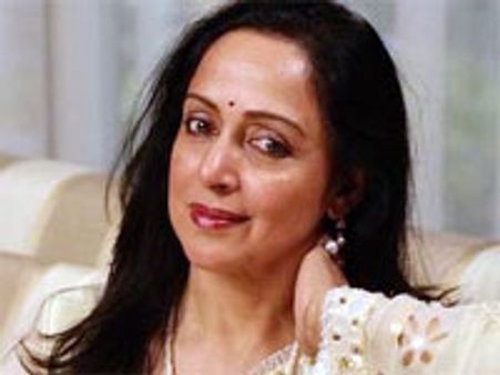 Hema to direct hubby Dharmendra and daughter Esha