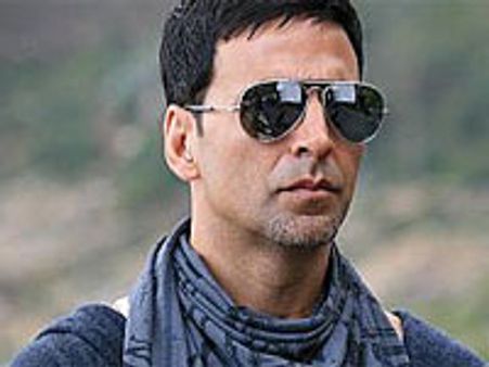 Akshay throws beach party for Twinkle