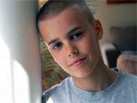 Justin Bieber causes mayhem in Canadian mall