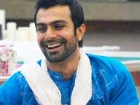 Ashmit Patel grooves in to Mithunda's disco on Bigg Boss