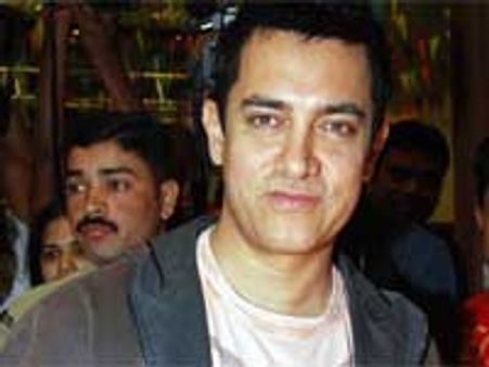 Aamir Khan strengthens ties with Farah