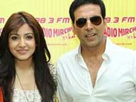 Anushka Sharma spits on Akshay Kumar's face