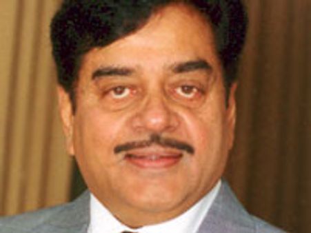Shatrughan loses baggage on trip to Pakistan