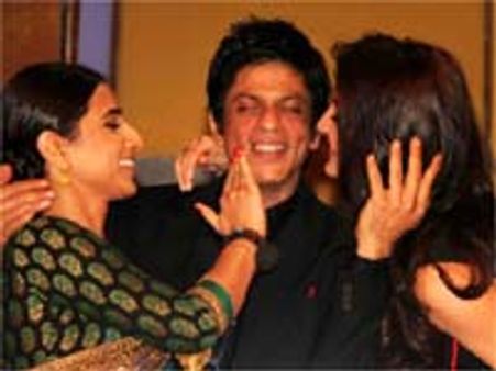 Shahrukh demands kiss from Vidya, Anushka