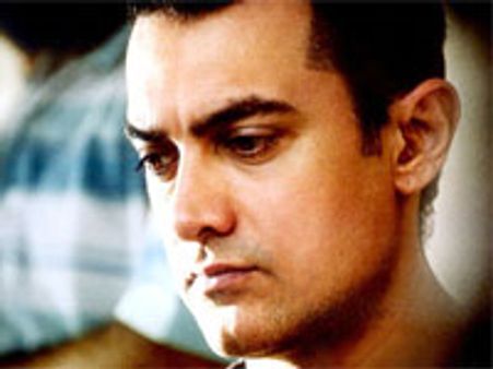 Aamir's no-interval clause to multiplexes for Dhobi Ghat