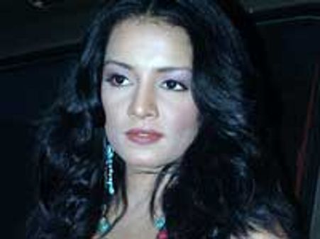 Celina Jaitley endorsing Xage Mobiles