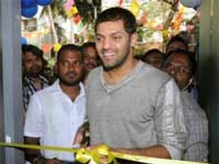 Aarya inaugurates Hi-Street spa and salon