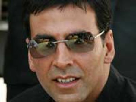 Is Akshay replacing Big B as the face of IIFA?