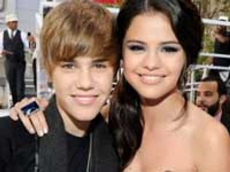 Paparazzi make film out of Bieber, Gomez's movie date