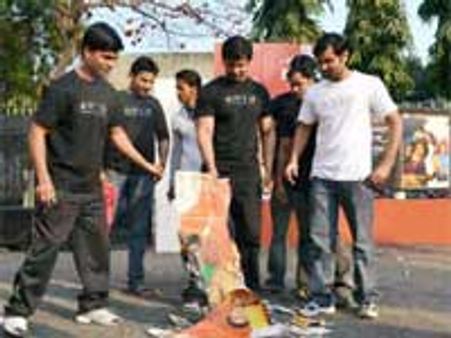 Emraan's effigy burnt by Gym instructors