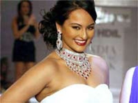 Sonakshi discarding Indian look against dad's wish?