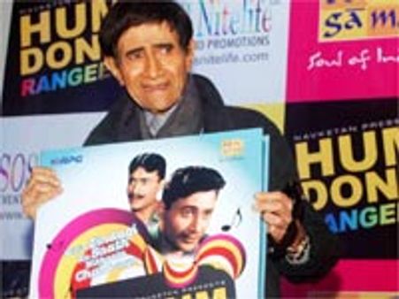 Hum Dono: Critical evaluation