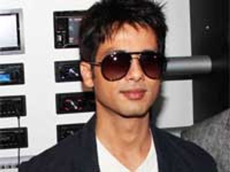 Shahid steps into Saif's shoes