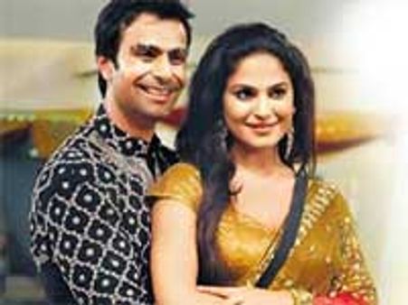 Ashmit-Veena trying to cash in their popularity