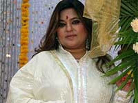 Dolly gets into the mode of loud mouth Kabootari Mai