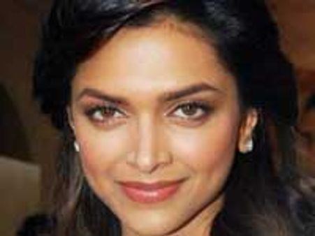 Deepika to flaunt her cobra tattoo in Dum Maro Dum