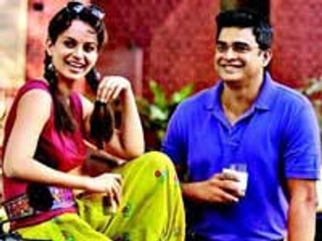 Madhavan kisses Kangana in Tanu Weds Manu